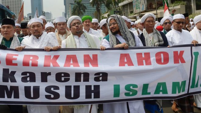 Ketua Front Pembela Islam (FPI) Muhammad Rizieq Shihab di antara massa yang berbaris menuju Gedung DPR pada sebuah protes anti-Ahok di Jakarta, 10 November 2014.