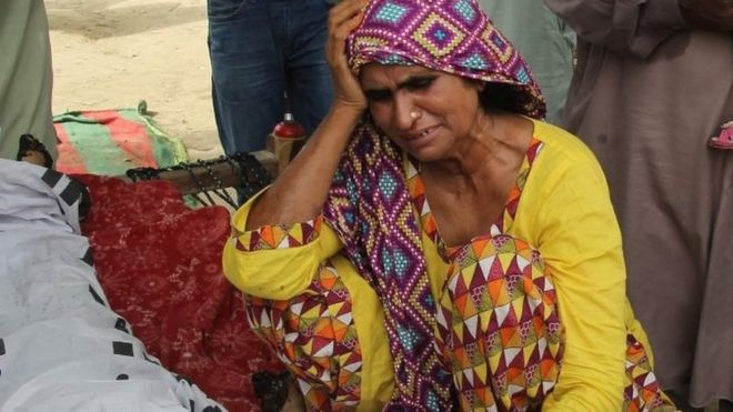Мать знаменитости в социальных сетях, Квандель Белуд, оплакивает свое тело во время похорон в деревне Шах-Садар-Дин, примерно в 130 километрах от Мултана 17 июля 2016 года.