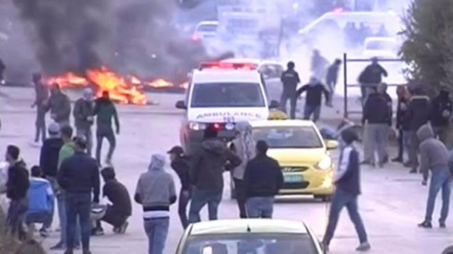 أكثر من 100 جريح في اشتباكات بين محتجين فلسطينيين والجيش الإسرائيلي في الضفة الغربية