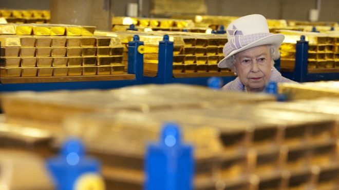 Центробанки многих стран мира хранят своё золото в 9 подвалах Банка Англии. Сейчас там 400 000 слитков в таких вот палетах: по 80 штук, весом 1 тонну каждая.