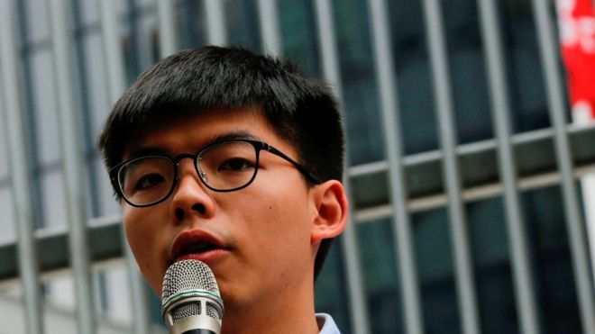 Активист, выступающий за демократию, Джошуа Вонг разговаривает с журналистами после того, как в ноябре в Гонконге, Китай, 29 октября 2019 года, его лишили права участвовать в выборах в местные советы.