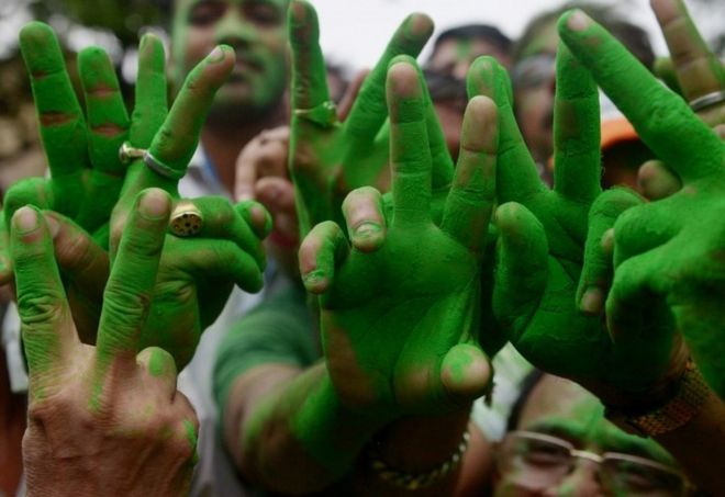 Сторонники Индийского конгресса Тринамула (TMC) отмечают первое преимущество, поскольку подсчет голосов продолжается после выборов в Ассамблею штата Западная Бенгалия в Калькутте 19 мая 2016 года