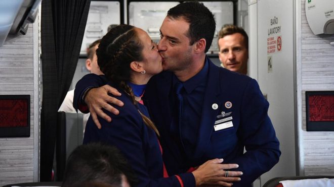 Персонал авиакомпании Паула Подест и Карлос Чуфффарди целуются после женитьбы папы Франциска во время полета между Сантьяго и северным городом Икике, Чили, 18 января 2018 года