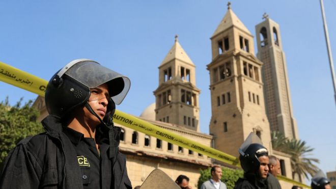 Сотрудники спецназа стоят на страже, чтобы обезопасить территорию вокруг коптского православного собора Святого Марка после взрыва внутри собора в Каире