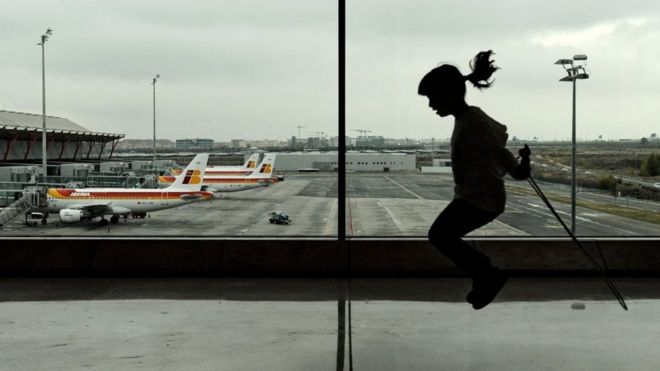 Девушка прыгает через скакалку в терминале 4 аэропорта Мадрида Барахас 11 декабря 2011 года в Мадриде