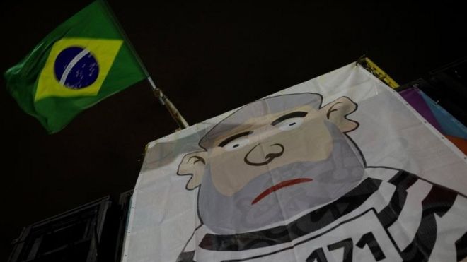Демонстрант требует ареста бывшего президента Бразилии Луиса Инасиу Лула да Силвы за день до вынесения окончательного решения Верховным судом в Рио-де-Жанейро, Бразилия, 3 апреля 2018 г.