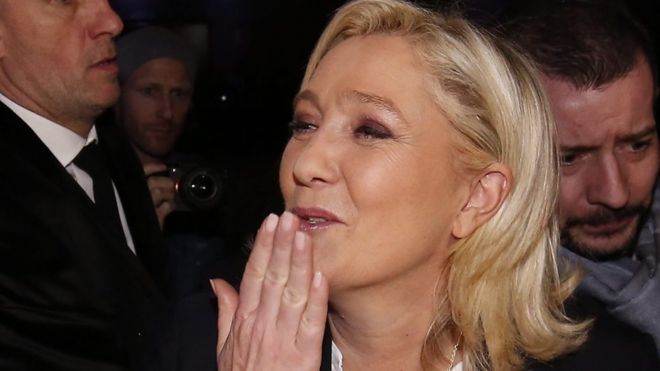 Marine Le Pen blows kiss to supporters. 6 Dec 2015