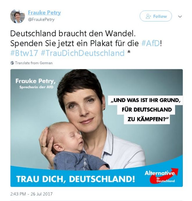 Tweet на немецком языке с фотографией фрауке Петри с ребенком на руках и текстом на немецком языке