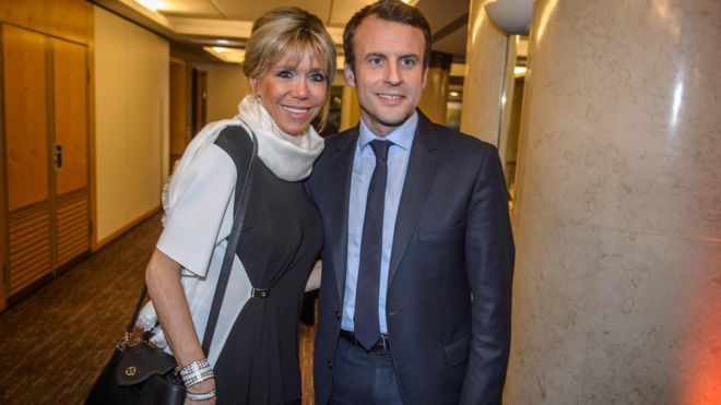 Ứng cử viên Emmanuel Macron và vợ, bà Brigitte Trogneux