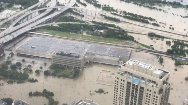 Imágenes aéreas tomadas desde los edificios altos de la ciudad muestran la magnitud de las inundaciones.