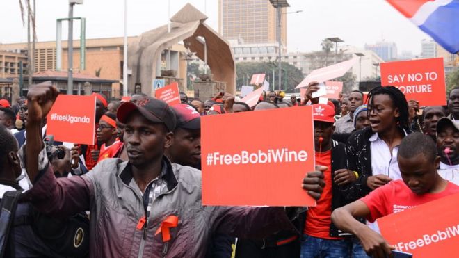 Кенийцы провели акции протеста, призывающие к выпуску вина Боби