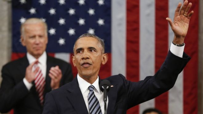 Президент Барак Обама машет рукой после завершения своего выступления в «Состоянии Союза» на совместном заседании Конгресса на Капитолийском холме