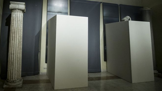 Фанерные ящики скрывают обнаженные статуи в музее в Риме во время визита президента Ирана