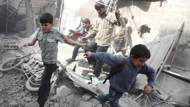 Niños huyen de una explosión en Siria
