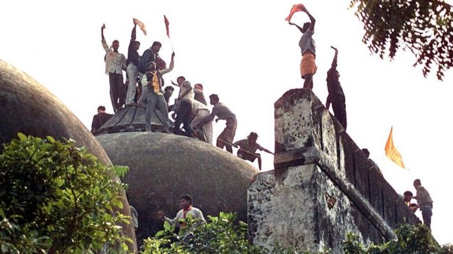Правая индуистская молодежь на вершине мечети Бабри 6 декабря 1992 года, за несколько часов до того, как она была снесена сотнями.