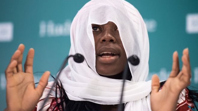 Одна из сбежавших школьниц, похищенная Боко Харам, рассказывает историю ее захвата и побега во время пресс-конференции 19 сентября 2014 года в Институте Хадсона в Вашингтоне, округ Колумбия, США. Другие девушки из племени чибок в Американском университете Нигерии были защищены от средств массовой информации