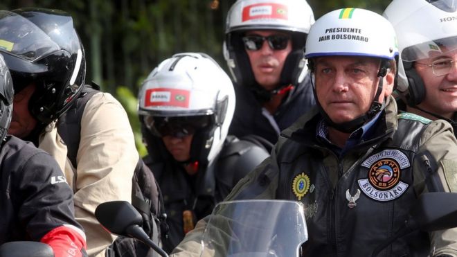 Bolsonaro de capacete andando na moto