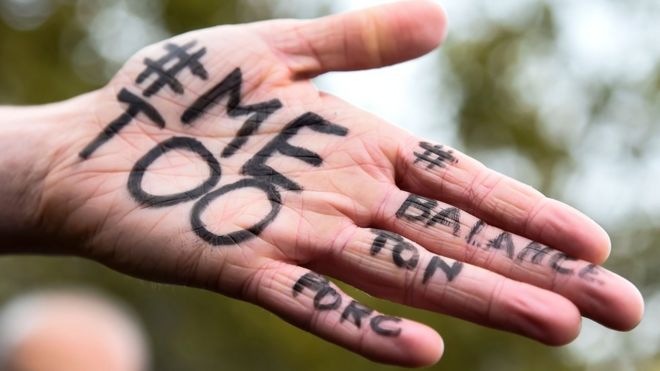 Fotografia mostra uma palma da mão com as mensagens: #Me too e #Balancetonporc ("exiba seu porco"), durante um protesto contra violência sexual em Paris