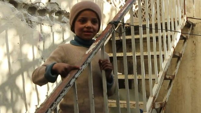 طفلة سورية تحلم بحذاء وحلوى وبملابس جديدة وبحياة مختلفة عن خبز الشعير الذي تتناوله هي وأخوها في الغوطة الشرقية قرب دمشق حيث يشتد القتال رغم الهدنة.