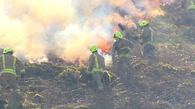 Пожарные ведут борьбу с пожарами в Рондда-Кинон-Тафф в 2017 году