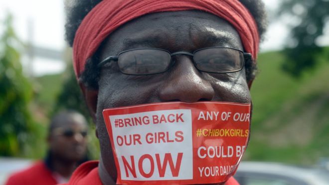 Участник кампании «Верни наших девочек» в Абуджу, Нигерия, в 2014 году