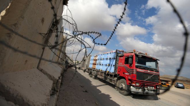 Грузовой автомобиль с грузами прибывает на грузовой переезд Керем-Шалом в городе Рафах на юге сектора Газа (15 августа 2018 года)