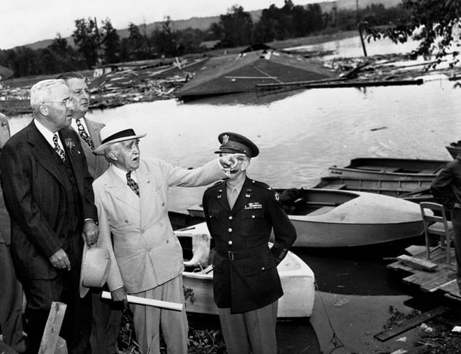 Президент Гарри Трумэн на месте наводнения в Ванпорте