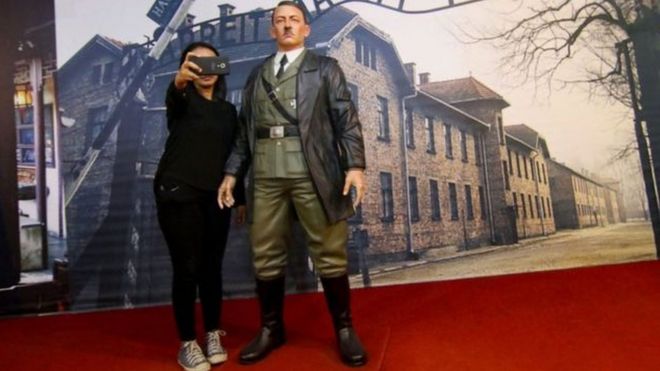 متحف في إندونيسيا يزيل تمثال هتلر بسبب صور السيلفي _98712370_mediaitem98712367