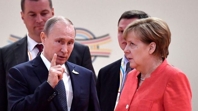 メルケル氏、プーチン氏に何かを言われ……その表情は「やれやれ」？