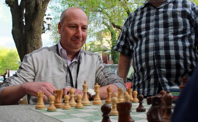 Дэвид Эдмондс играет в шахматы