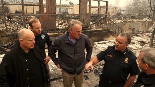 Губернатор Калифорнии Джерри Браун, администратор FEMA Брок Лонг и министр внутренних дел США Райан Зинке разговаривают с местной полицией в сгоревшей школе