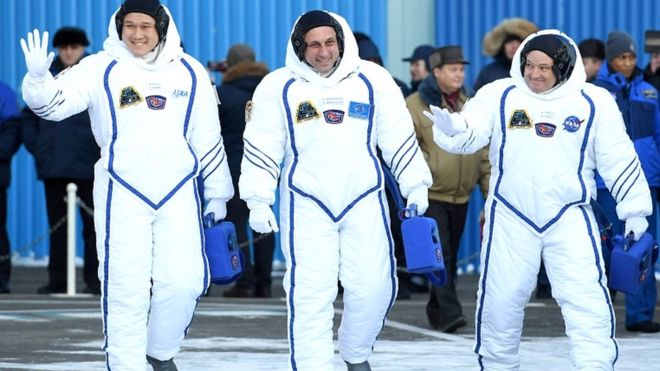 Члены экспедиции 54/55 Международной космической станции, Норисигэ Канаи (слева) из Японского агентства аэрокосмических исследований (JAXA), космонавт Роскосмоса Антон Шкаплеров (в центре) и астронавт НАСА Скотт Тингл (справа) перед запуском корабля "Союз МС". 07 на космодроме Байконур в Казахстане 17 декабря 2017 г.