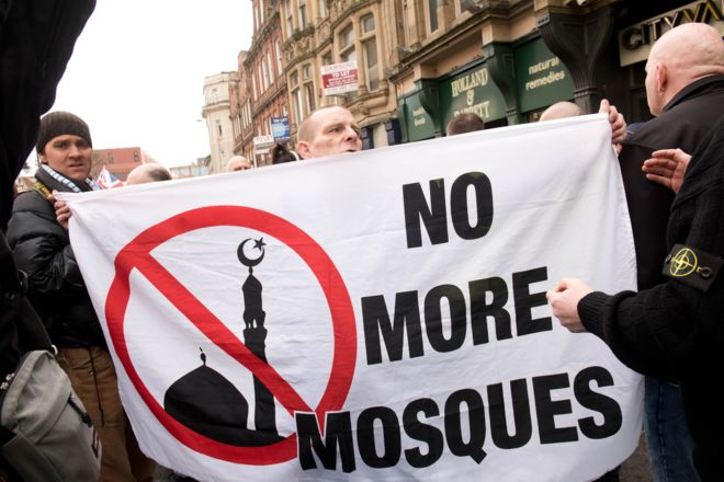 Протестующие держат плакат с надписью «Нет больше мечетей» во время демонстрации британского отделения немецкой группы Pegida в Ньюкасл-апон-Тайне в 2015 году
