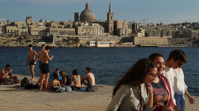 Люди отдыхают на набережной Валлетты, Мальта, 29 марта 17