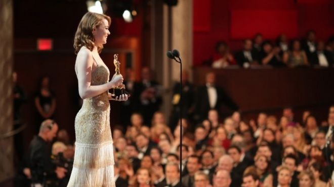 Эмма Стоун принимает награду за лучшую женскую роль на церемонии вручения премии Оскар