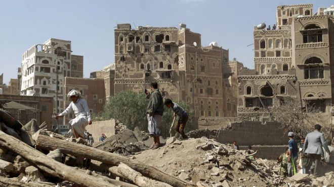 Последствия авиаудара в столице Йемена Сане