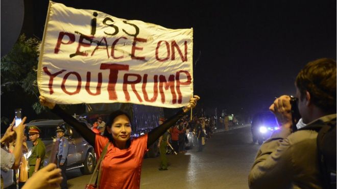 Май Хой протестует против визита нынешнего президента США Дональда Трампа во Вьетнам в ноябре 2017 года