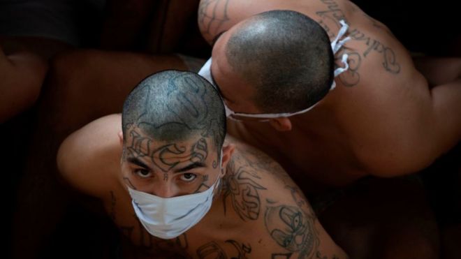 Pandilleros bajo custodia durante un operativo de allanamiento en la prisión de máxima seguridad de Izalco, Sonsonate, El Salvador, el 4 de septiembre de 2020.