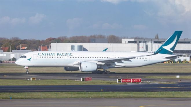 Самолет Cathay Pacific Airbus A350-900 вылетает из национального аэропорта Брюсселя.
