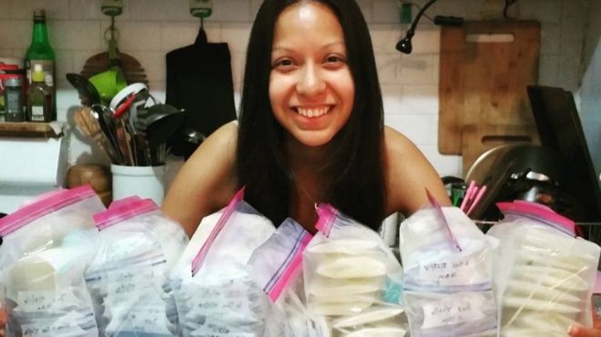 Wendy Cruz-Chan com embalagens de leite materno