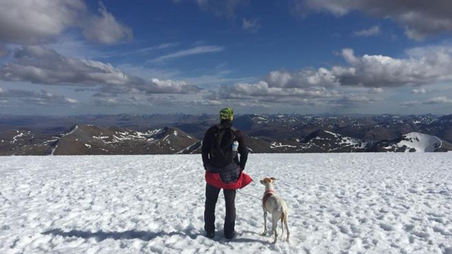 Крис Льюис и Джет в снегу с видом на горы