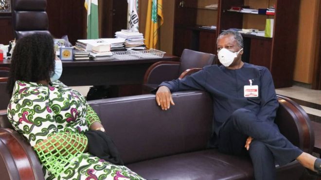 Nigeria Minister of Foreign Affairs Geoffrey Onyeama (R) want explanation why dem go demolish dia building