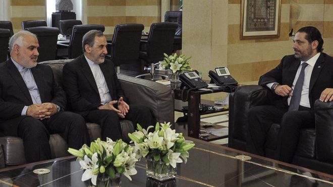 Бывший премьер-министр Ливана Саад Харири (справа) встречается с советником Ирана Али Акбаром Велаяти (слева) и послом Ирана Мохаммадом Фатхали (слева) в Бейруте 3 ноября 2017 года