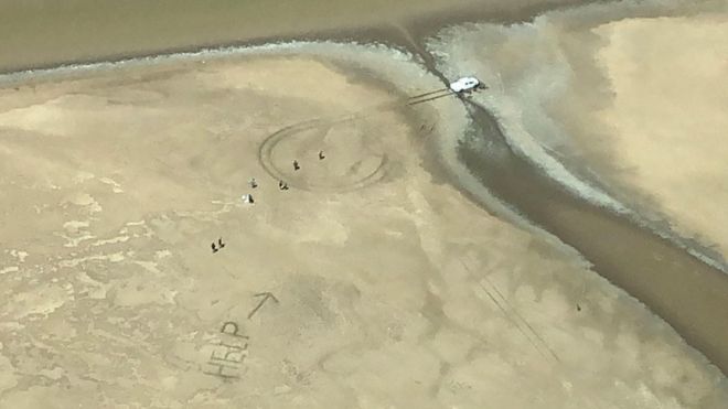 Аэрофотоснимок знака помощи, сделанного многодетной парой в Национальном парке Keep River
