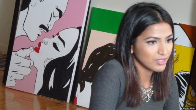 Художница Мария Камар сидит перед своим произведением искусства в своем доме в Торонто