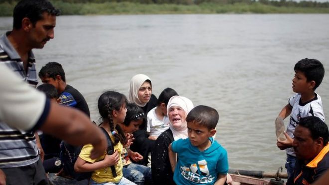 صنداي تليغراف: الفرار من "المجاعة والرعب والقصف الجوي" في معركة الموصل