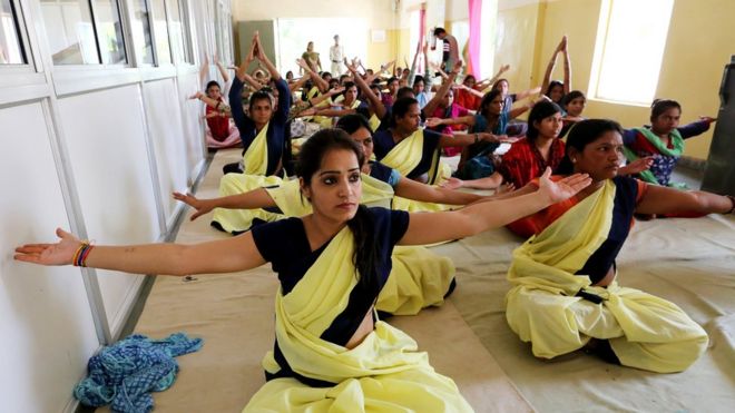 Заключенные Центральной тюрьмы принимают участие в массовом занятии йогой по случаю Международного дня йоги в Бхопале, Индия, 21 июня 2017 года.