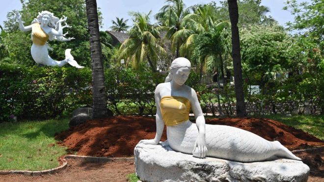 Статуи русалки покрыты в тематическом парке Ancol Dreamland в столице Индонезии, Джакарте