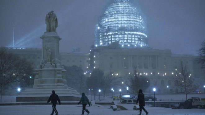 Пешеходы за пределами Капитолия в снегу, Вашингтон, округ Колумбия (23 января)