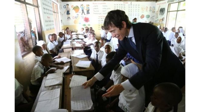 Waziri wa Uingereza Rory Stewart, alipotembelea shule moja nchini Tanzania wakati wa ziara yake